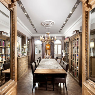 Foto på en vintage separat matplats, med vita väggar och mörkt trägolv