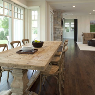ミネアポリスのカントリー風 LDKの画像 (白い壁、濃色無垢フローリング、茶色い床)