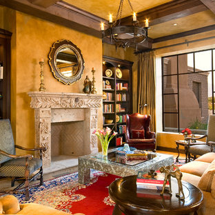 Repräsentatives Mediterranes Wohnzimmer mit gelber Wandfarbe in Phoenix