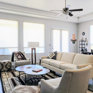 Mittelgroßes, Offenes Mediterranes Wohnzimmer ohne Kamin mit grauer Wandfarbe, Vinylboden, Wand-TV und braunem Boden in Albuquerque