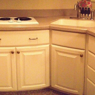 Diseño de cocina comedor lineal, clásica, pequeña, con fregadero integrado, armarios con paneles con relieve, puertas de armario blancas, encimera de acrílico, salpicadero blanco, electrodomésticos blancos y suelo de terrazo