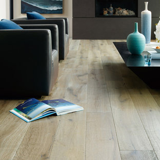 Diseño de salón para visitas abierto, mediterráneo, de tamaño medio, con paredes blancas, suelo de madera clara, chimenea tradicional y marco de chimenea de metal