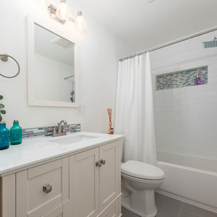 Shabby-Chic-Style Bäder mit türkiser Waschtischplatte Ideen, Design