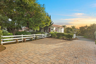 サンディエゴにあるラグジュアリーな巨大なトラディショナルスタイルのおしゃれな家の外観 (縦張り) の写真