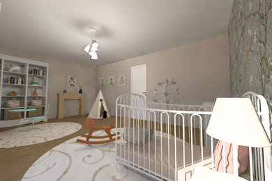 Ejemplo de habitación de bebé niña vintage grande con paredes beige, suelo de madera clara, suelo marrón y papel pintado