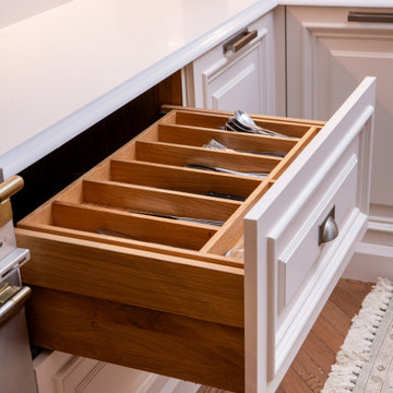 Traditional Lay-On Panelled with Large Mouldings Shaker Kitchen