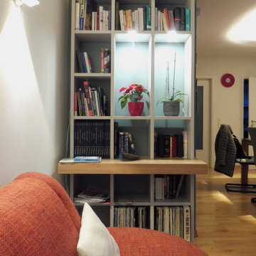 Dekorative schmale Bücherwand