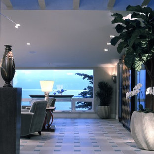 Inspiration för en mycket stor eklektisk hall, med kalkstensgolv och flerfärgat golv