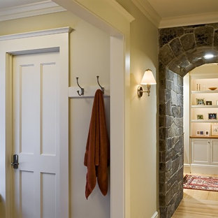 Idéer för vintage hallar, med beige väggar, mellanmörkt trägolv och beiget golv