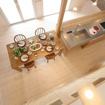 吹き抜けに響く家族の語らい