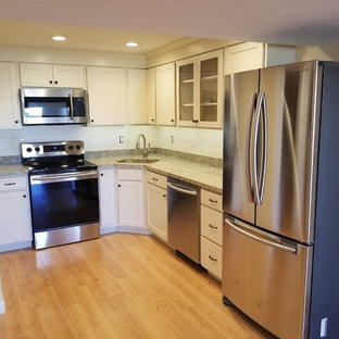 ソルトレイクシティの小さいトランジショナルスタイルのおしゃれな地下室 (半地下 (ドアあり)、ベージュの壁、ラミネートの床、暖炉なし、黄色い床) の写真