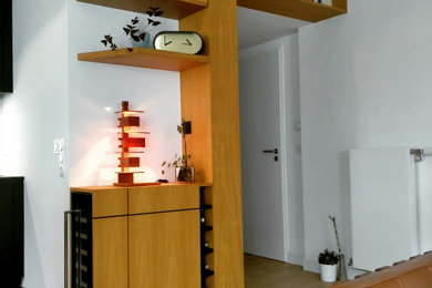Imagen de sala de estar abierta contemporánea grande con madera