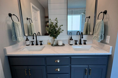 Example of a farmhouse bathroom design in Minneapolis