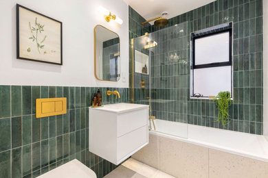 Стильный дизайн: детская ванная комната среднего размера в стиле неоклассика (современная классика) с плоскими фасадами, белыми фасадами, накладной ванной, душем над ванной, унитазом-моноблоком, удлиненной плиткой, подвесной раковиной, открытым душем, тумбой под одну раковину, подвесной тумбой и зелеными стенами - последний тренд