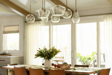 Diseño de comedor de cocina abovedado retro grande con paredes blancas, suelo de madera en tonos medios, vigas vistas, machihembrado y suelo marrón