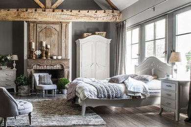 This is an example of a country bedroom in Le Havre.
