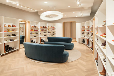 Closet - modern closet idea in New York