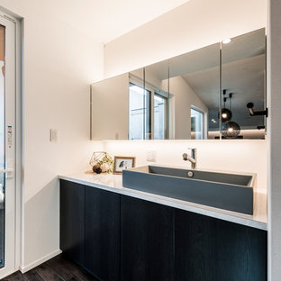 Esempio di un bagno di servizio minimalista con ante lisce, ante marroni, pareti bianche, pavimento in legno verniciato, lavabo a bacinella e pavimento marrone