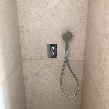 barrierefreie Dusche mit Kalkstein Kanfanar
