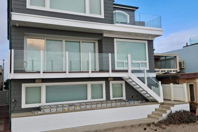 Example of a beach style exterior home design in Los Angeles