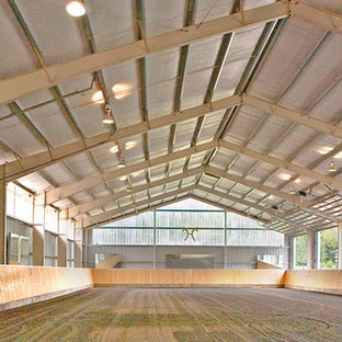 シアトルの大きいトラディショナルスタイルのおしゃれな室内コート (白い壁) の写真