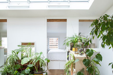 Inspiration for a contemporary home design in Paris.
