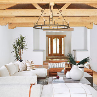 Großes, Offenes Mediterranes Wohnzimmer mit brauner Wandfarbe, Schieferboden, Kamin, Kaminsims aus Beton, Wand-TV und braunem Boden in Phoenix