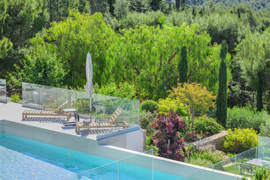 Réalisation d'un jardin surélevé avant marin avec une exposition ensoleillée.