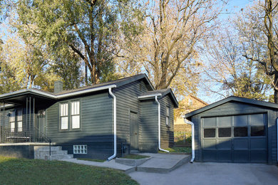 Inspiration pour une petite façade de maison noire minimaliste en bois de plain-pied avec un toit à deux pans et un toit en shingle.
