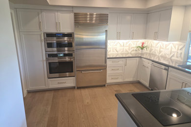 Kitchen - kitchen idea in Los Angeles