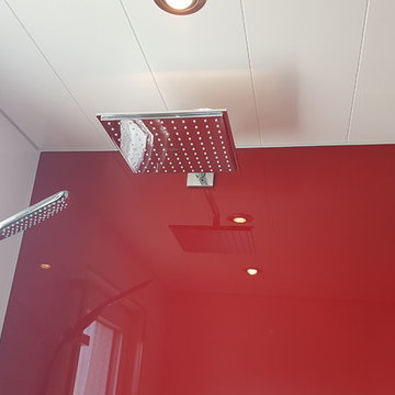 rote Glasplatte flächenbündig integriert