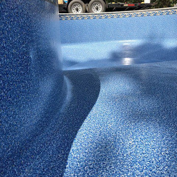 Freeform sunledge pool with bubbler