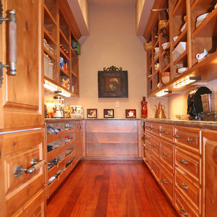 Große Klassische Küche mit Vorratsschrank und profilierten Schrankfronten in San Francisco
