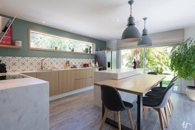 Cette image montre une cuisine design avec un plan de travail en quartz modifié, îlot et un plan de travail beige.