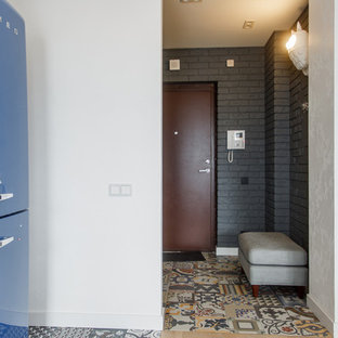 Exempel på en liten eklektisk ingång och ytterdörr, med grå väggar, klinkergolv i keramik, en enkeldörr, en grå dörr och flerfärgat golv