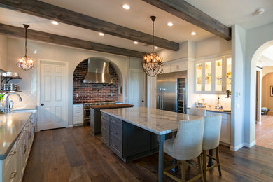 Example of a kitchen design in San Diego