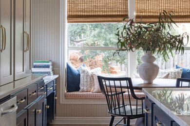 Klassisk inredning av ett mellanstort grå grått kök och matrum, med en undermonterad diskho, skåp i shakerstil, blå skåp, bänkskiva i kvartsit, beige stänkskydd, rostfria vitvaror, mellanmörkt trägolv, en köksö och brunt golv