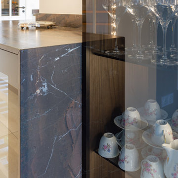 Création d'une cuisine chic et lumineuse dans une maison moderne
