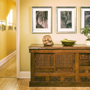 Foto di una camera da letto etnica con pavimento in bambù