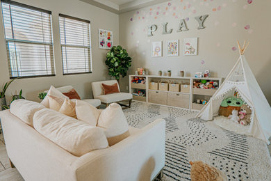 Ejemplo de cuarto de juegos tradicional renovado grande con paredes grises, papel pintado, suelo de baldosas de porcelana y suelo beige