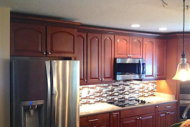 Offene, Große Klassische Küche in L-Form mit hellbraunen Holzschränken, bunter Rückwand, Küchengeräten aus Edelstahl und Kücheninsel in Orlando