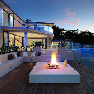 シドニーの大きいコンテンポラリースタイルのおしゃれな裏庭のデッキ (ファイヤーピット) の写真