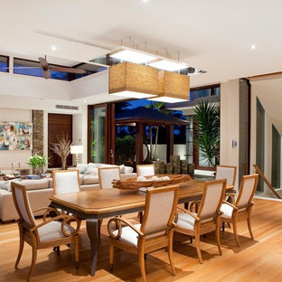 ブリスベンのトロピカルスタイルのLDKの画像 (無垢フローリング)