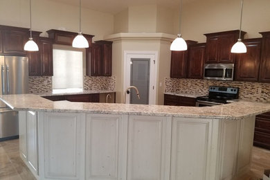 Example of a kitchen design in Orange County