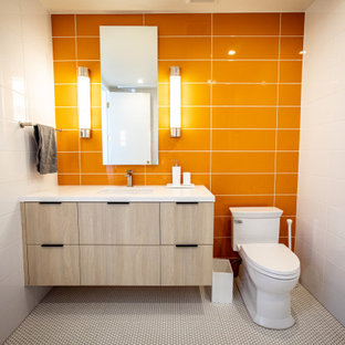 Ispirazione per una grande stanza da bagno per bambini minimalista con ante lisce, ante in legno chiaro, piastrelle arancioni, pareti bianche, pavimento con piastrelle a mosaico, top in quarzite, pavimento arancione, top bianco, un lavabo e mobile bagno sospeso