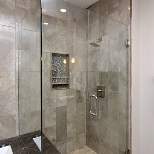 Badezimmer mit Duschbadewanne und Travertin Ideen, Design & Bilder