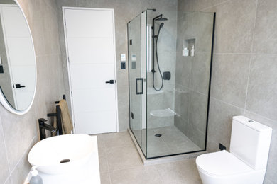 オークランドにあるコンテンポラリースタイルのおしゃれな浴室 (コーナー設置型シャワー) の写真