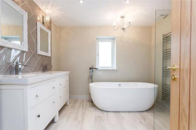 This is an example of a modern bathroom in Oxfordshire.