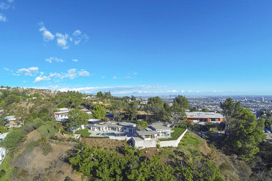 Example of a minimalist exterior home design in Los Angeles