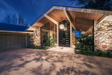 Example of a 1950s home design design in Los Angeles